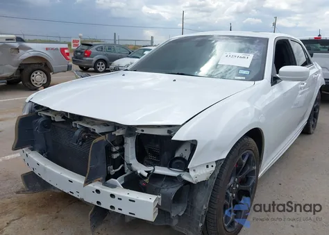 2019 Chrysler 300 из США, поврежденный, VIN 2C3CCABG5KH690674